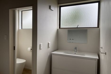 Photo of property in 5/25a Beach Road, Te Atatu Peninsula, Auckland, 0610