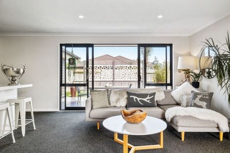 Photo of property in 3 Saint Heliers Grove, Fitzherbert, Palmerston North, 4410