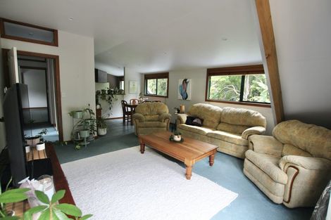 Photo of property in 2 Cascade Avenue, Waiatarua, Auckland, 0604