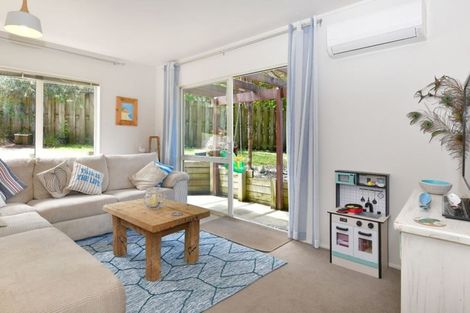 Photo of property in 2/18 Ellenbury Place, Stanmore Bay, Whangaparaoa, 0932