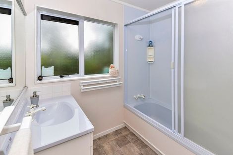 Photo of property in 8a Sheriff Place, Randwick Park, Auckland, 2105