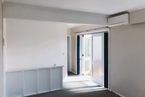 Photo of property in 8 Cheyne Walk, Newlands, Wellington, 6037