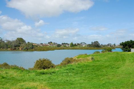 Photo of property in 2/30 Redoubt Road, Goodwood Heights, Auckland, 2105