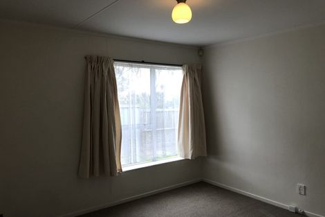 Photo of property in 15a Bayswater Place, Newlands, Wellington, 6037