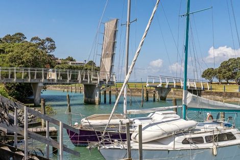 Photo of property in 2/76 Heathcote Road, Castor Bay, Auckland, 0620