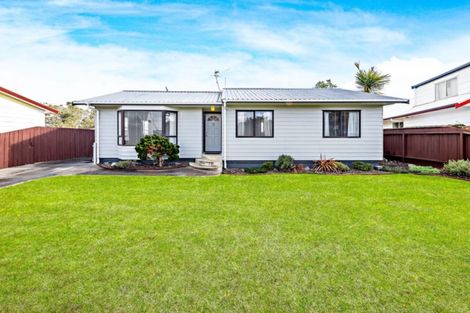 Photo of property in 28 Seaward Place, Wattle Downs, Auckland, 2103