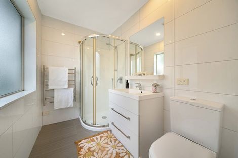 Photo of property in 6 Graven Court, Henderson, Auckland, 0612