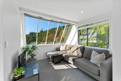 Photo of property in 10 Latham Road, York Bay, Lower Hutt, 5013
