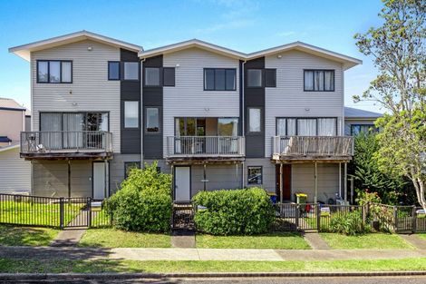 Photo of property in 2/5 John Jennings Drive, Oteha, Auckland, 0632
