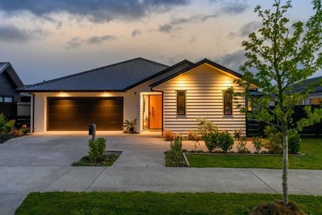 Photo of property in 9 Kauri Grove Drive, Kumeu, 0810
