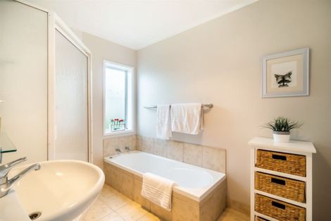 Photo of property in 2/210 Sunnynook Road, Totara Vale, Auckland, 0627