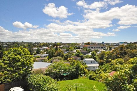 Photo of property in 2/390 Glenfield Road, Glenfield, Auckland, 0629