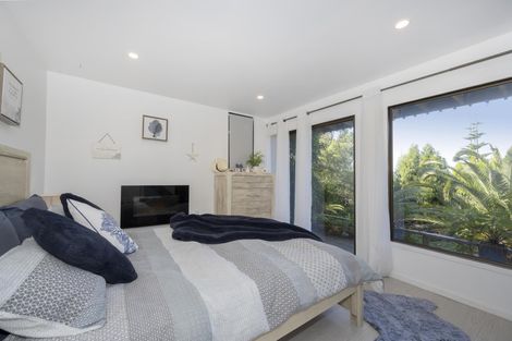 Photo of property in 2/813 East Coast Road, Northcross, Auckland, 0630