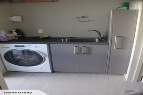 Photo of property in 17 Heathcote Place, Fitzherbert, Palmerston North, 4410