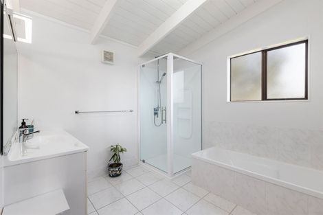 Photo of property in 2/4 Danbury Drive, Torbay, Auckland, 0630