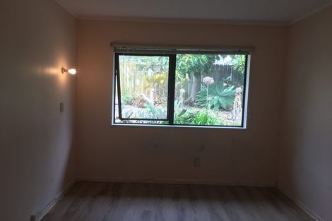 Photo of property in 10 Ewhurst Place, Goodwood Heights, Auckland, 2105