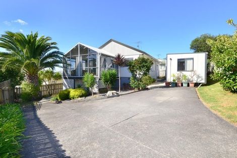 Photo of property in 8 Grenadine Place, Unsworth Heights, Auckland, 0632