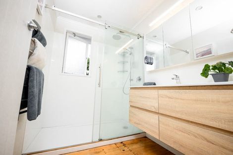 Photo of property in 15 Enderby Drive, Te Atatu Peninsula, Auckland, 0610