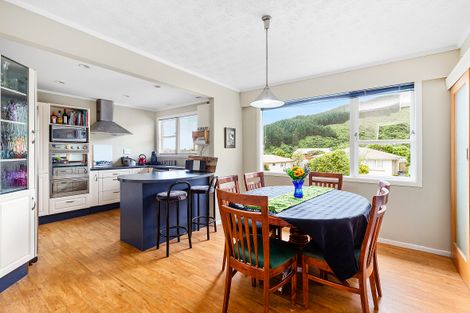 Photo of property in 8 Wilmshurst Place, Tawa, Wellington, 5028