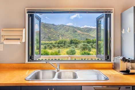 Photo of property in 1276 Coast Road, Wainuiomata Coast, Lower Hutt, 5373