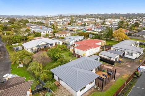 Photo of property in 2 Laura Street, Kelston, Auckland, 0602