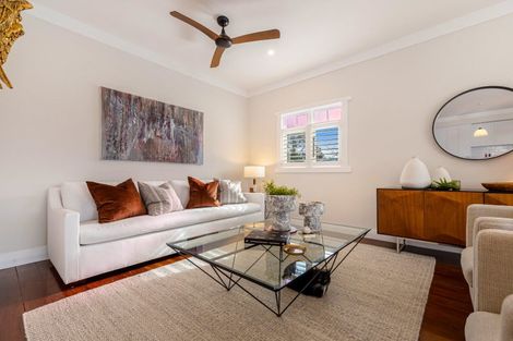 Photo of property in 18 William Bond Street, Stanley Point, Auckland, 0624