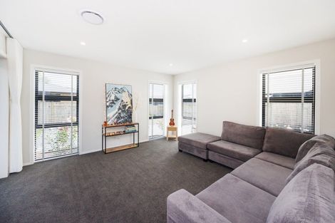 Photo of property in 27 Coutts Way, Fitzherbert, Palmerston North, 4410