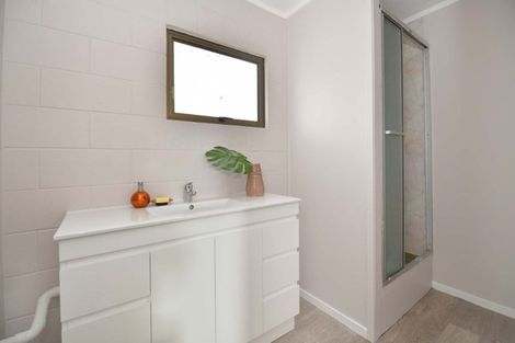 Photo of property in 2/18 Wernham Place, Northcote, Auckland, 0626