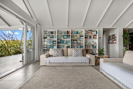 Photo of property in 18 Kaipara Lake Road, South Head, Helensville, 0874