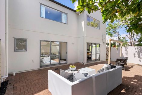 Photo of property in 11 Spalding Rise, Golflands, Auckland, 2013