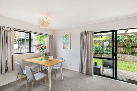 Photo of property in 2/11 Kupari Place, Totara Vale, Auckland, 0629