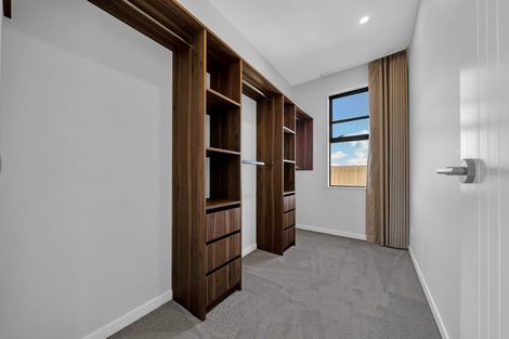 Photo of property in 28 Roxborough Place, East Tamaki Heights, Auckland, 2016