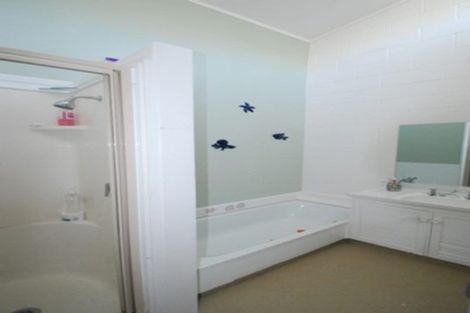 Photo of property in 4/6 Robertson Street, Owhiro Bay, Wellington, 6023