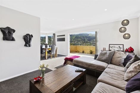 Photo of property in 6 Mayfair Place, Tawa, Wellington, 5028