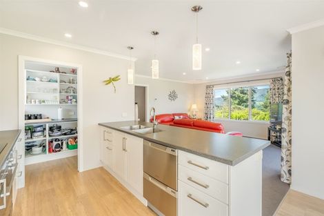 Photo of property in 1 Valley View Way, Timberlea, Upper Hutt, 5018