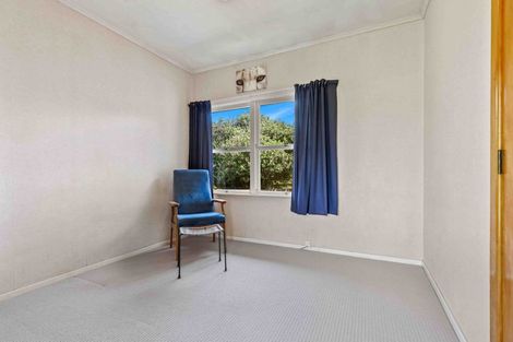 Photo of property in 35 Yeovil Road, Te Atatu Peninsula, Auckland, 0610