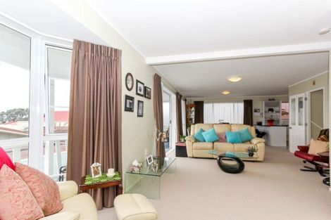 Photo of property in 2/498 Devon Street East, Strandon, New Plymouth, 4312