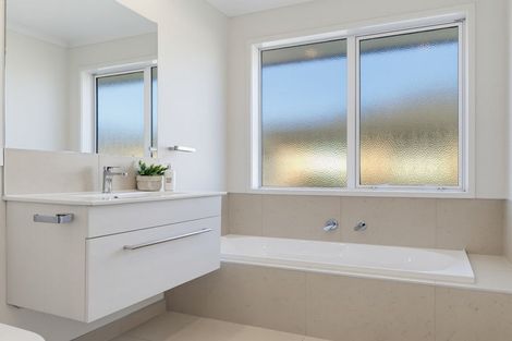 Photo of property in 2 Haka Way, Papamoa, 3118