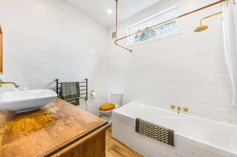 Photo of property in 2/42 Walmer Road, Point Chevalier, Auckland, 1022