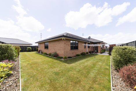 Photo of property in 34 Cyprus Place, Fitzherbert, Palmerston North, 4410