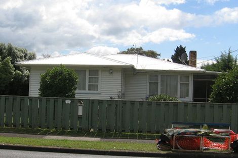 Photo of property in 2 Beaubank Road, Kelston, Auckland, 0602