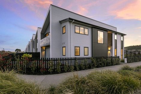 Photo of property in 2 Paparahi Place, Wainui, Silverdale, 0992