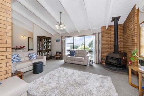 Photo of property in 208 Edmonton Road, Te Atatu South, Auckland, 0610