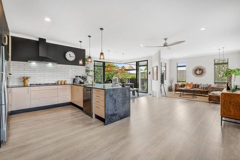 Photo of property in 57 Roberta Crescent, Orewa, 0931