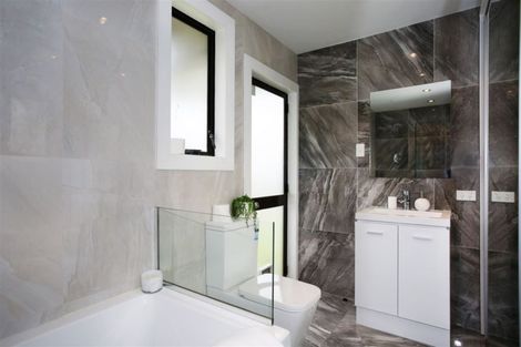 Photo of property in 2/28 Greenhaven Avenue, Opaheke, Papakura, 2113