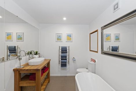 Photo of property in 300 Forest Hill Road, Waiatarua, Auckland, 0612