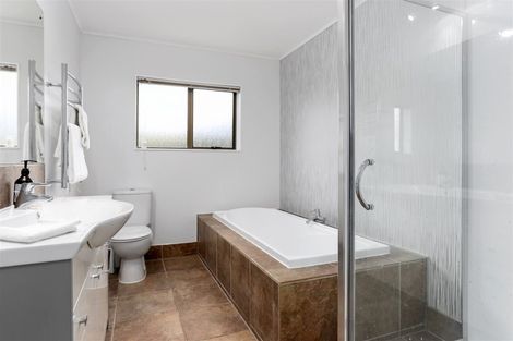 Photo of property in 8 Higham Ferrers Place, Red Beach, 0932