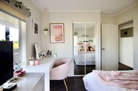 Photo of property in 6 Pahi Place, West Harbour, Auckland, 0618