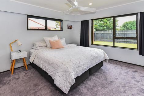 Photo of property in 2/10 Tulloch Place, Conifer Grove, Takanini, 2112