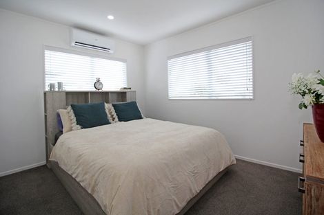 Photo of property in 2 Harbour Lights Close, West Harbour, Auckland, 0618